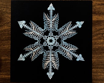 スケルトン スノーフレーク ホリデー クリスマス アートプリント 8x8インチ ペンとインクで描いたスカル