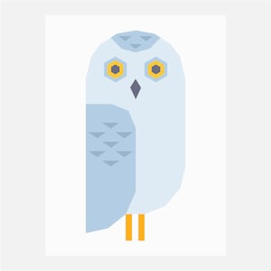 Può includere: Un'illustrazione geometrica di un gufo delle nevi con occhi gialli e un corpo blu-grigio. Il gufo è rivolto in avanti con le ali ripiegate.