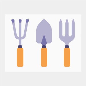 Puede incluir: Tres herramientas de jardinería: un rastrillo de mano, una pala y un cultivador de mano. Las herramientas tienen mangos naranjas y cabezales de metal plateado.