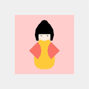 Pode incluir: Ilustração minimalista de uma boneca Kokeshi japonesa. A boneca apresenta um penteado preto geométrico, um quimono amarelo e mangas cor de coral. O fundo é rosa suave, criando um design simples e elegante.