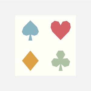 Puede incluir: Cuatro palos de cartas de juego: una pica azul, un corazón rojo, un diamante amarillo y un trébol verde.