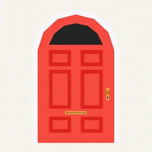 Pode incluir: Uma porta vermelha com um topo arqueado preto e uma borda branca. A porta tem uma maçaneta dourada e uma ranhura para cartas. A porta é dividida em painéis retangulares.