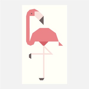 Pode incluir: Um flamingo rosa com pescoço longo e pernas longas em pé em uma única perna. O flamingo é feito de formas geométricas.