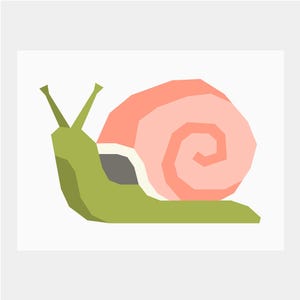 Pode incluir: Um caracol verde com uma concha rosa. O caracol está em posição lateral com sua concha voltada para o lado direito da imagem.