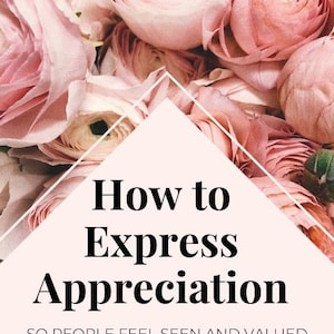 Può includere: Copertina di un libro con sfondo floreale di fiori rosa. Il titolo recita "How to Express Appreciation" in testo nero. Il testo aggiuntivo include "So People Feel Seen and Valued" e "A Practical Workbook" su uno sfondo rosa chiaro.