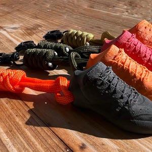 Climbing Shoe Keychain with paracord, climber gift, boulder, rock climber, adventure gift, keyholder for climber, climbing shoe charm