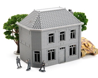 Puede incluir: Una maqueta gris de dos pisos de una casa con tejado de tejas, ventanas y una puerta. Soldados en miniatura y un tanque de camuflaje están colocados cerca. Un árbol verde está a la izquierda de la casa.
