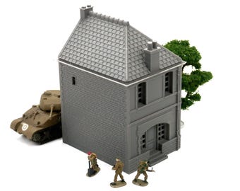 Puede incluir: Un edificio en miniatura gris de dos pisos con un techo de tejas, ventanas y una puerta. El edificio está rodeado de figuras en miniatura y un tanque.