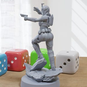 Puede incluir: Una figura gris y detallada de un personaje femenino en un escenario de ciencia ficción. El personaje sostiene un bláster en una mano y está de pie sobre una base rocosa. La figura está en una pose de acción dinámica, con una pierna levantada y la otra doblada. La figura está rodeada de dados de colores.