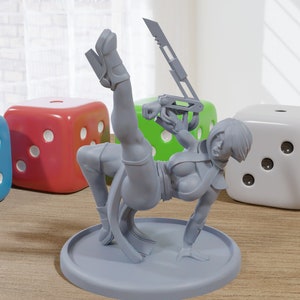 Può includere: Una statuetta in miniatura di plastica grigia stampata in 3D che rappresenta un personaggio femminile in una posa dinamica, con una gamba sollevata in alto, che tiene un'arma nell'altra mano. La statuetta è in piedi su una base rotonda.