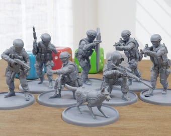 Może przedstawiać: Zestaw siedmiu szarych plastikowych figurek miniaturowych przedstawiających personel wojskowy, w tym psa policyjnego, stojących na okrągłych podstawach. Figurki trzymają broń i noszą hełmy oraz sprzęt taktyczny.