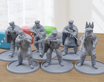 Może przedstawiać: Zestaw szarych miniaturowych figurek żołnierzy w ekwipunku bojowym, każda na okrągłej podstawie. Żołnierze są uzbrojeni w karabiny i inną broń. Kości w kolorze niebieskim, czerwonym i zielonym w tle.