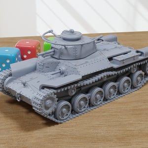 Puede incluir: Un modelo gris de un tanque japonés Tipo 95 Ha-Go. El tanque tiene un diseño detallado con orugas y una torreta visibles. El tanque está sentado sobre una superficie de madera.