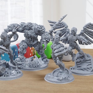 Könnte beinhalten: Vier graue 3D-gedruckte Miniaturfiguren, die jeweils auf einem runden Sockel stehen. Die Figuren sind in verschiedenen Größen und Designs, darunter ein Roboter, eine geflügelte Kreatur und ein Krieger. Die Figuren sind in Grau lackiert und haben komplizierte Details.