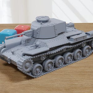 Puede incluir: Un modelo gris de un tanque japonés Tipo 95 Ha-Go. El tanque tiene un diseño detallado con una torreta, orugas y un cañón. El tanque está sentado sobre una superficie de madera.