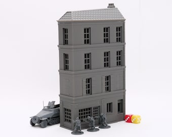 Puede incluir: Un edificio gris de tres pisos con ventanas en cada piso y una tienda en la planta baja. Hay cuatro pequeñas figuras grises de pie frente al edificio, y un pequeño vehículo militar gris está estacionado frente al edificio.