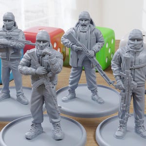 Pode incluir: Quatro figuras cinzentas de figuras armadas, cada uma sobre uma base circular cinzenta. As figuras usam roupas de inverno e balaclavas, segurando rifles. Dados coloridos no fundo.