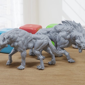 Puede incluir: Dos figuritas de lobo grises, detalladas, impresas en 3D. El lobo de la izquierda camina hacia adelante, mientras que el lobo de la derecha gruñe con la boca abierta.