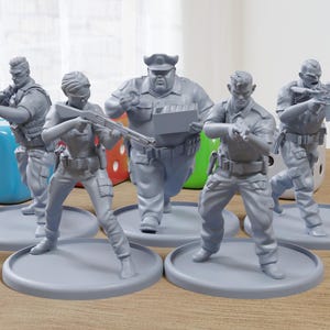 Könnte beinhalten: Fünf graue Plastik-Miniaturfiguren von Polizisten, die jeweils auf einem grauen runden Sockel stehen. Die Figuren halten Waffen und tragen Polizeiformen.