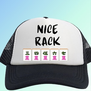 Puede incluir: Gorra de camionero en blanco y negro con el texto "NICE RACK" en negro. Debajo del texto hay cuatro fichas de Mahjong con caracteres chinos. La gorra tiene un panel frontal blanco y una parte trasera de malla negra.