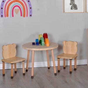 Kids round top table and chairs