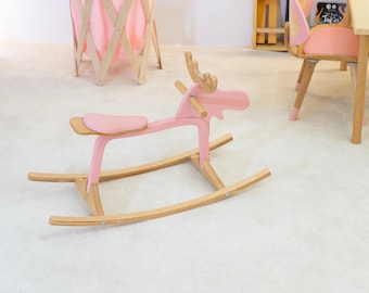 Alce mecedor de madera rosa hecho a mano: decoración para habitación de bebé