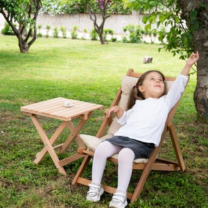 Silla y tumbona de exterior para niños: regalo para nietos y diversión en la playa en verano.