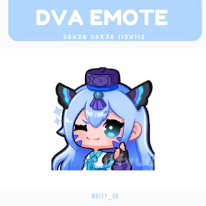 Può includere: Illustrazione digitale di un personaggio con capelli blu e cappello viola, che fa l'occhiolino e alza il pollice. Il personaggio ha orecchie a forma di farfalla blu e nere. Il testo "DVA EMOTE" è in alto, con le dimensioni.