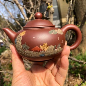 Yixing lila lertekanna med handmålat landskap, traditionellt Zisha-teservis, hantverkslera-tekanna för teceremoni, present till teälskare