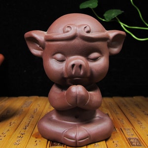 Feng shui living room Ornaments,Yixing zisha Purple Clay Tea Pet Cute praying pig, meditation Sitting Pig Figurine, Teapot table decor V3781