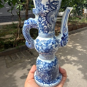 青と白の磁器製龍柄水差し、中国アンティークスタイルの陶器製ピッチャー、手描きの龍と花柄の花瓶