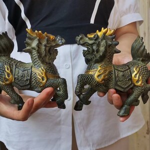 Une paire de statues Feng Shui Qilin/Kylin, licorne chinoise en laiton