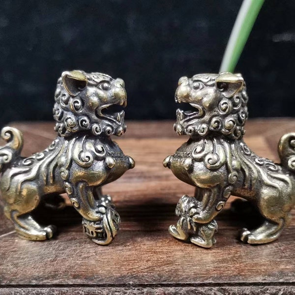 Une paire de mini figurines Lion Foo Dogs en laiton massif fin