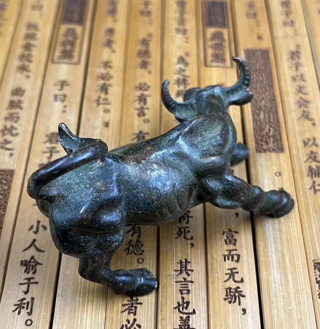 ミニブロンズ製雄牛の置物、ヴィンテージ真鍮製牛の像、ウォール