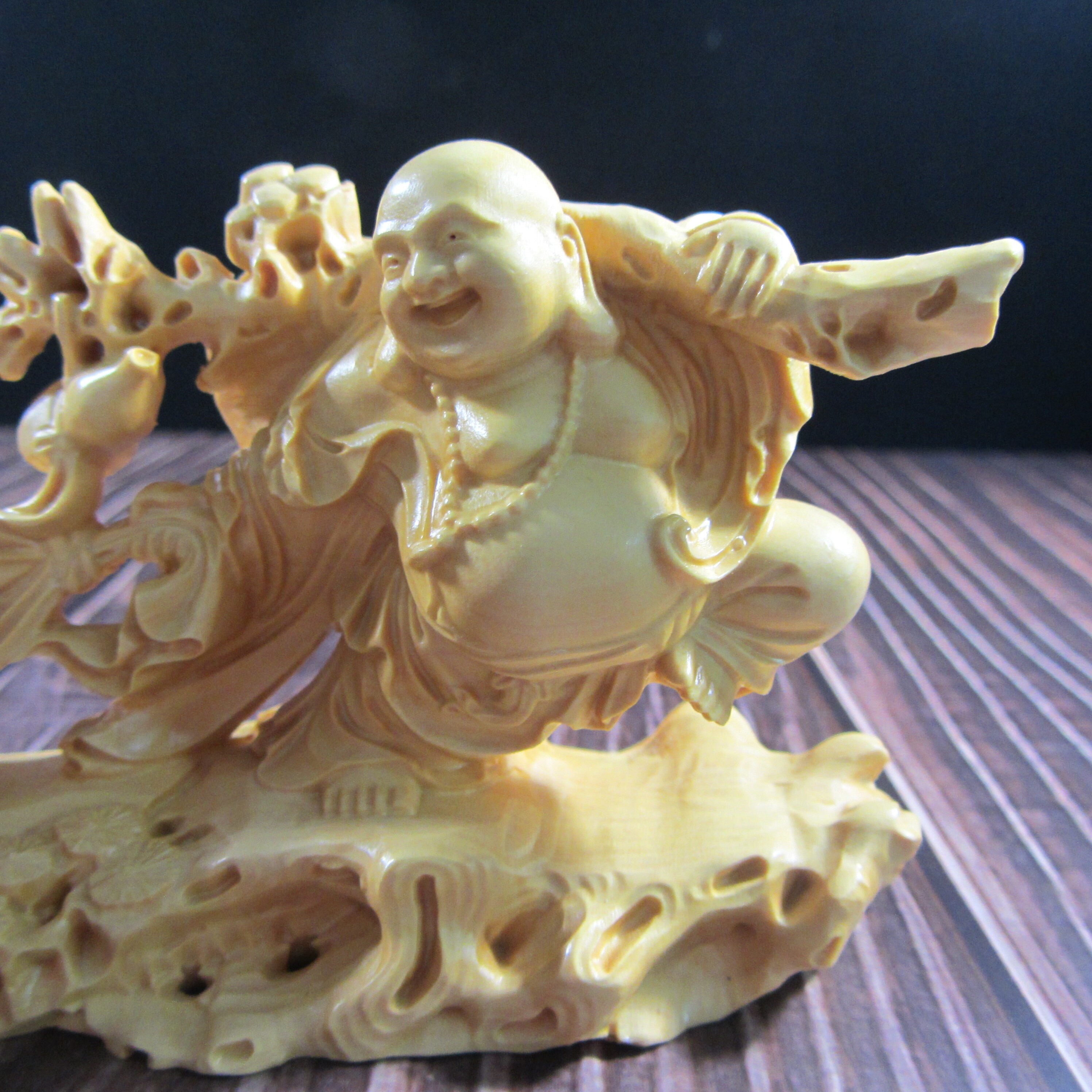 木彫りの仏像、笑う仏、木彫りの僧侶、ツゲの木の仏教の素晴らしい瞑想