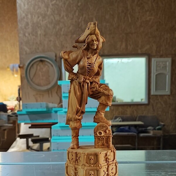 Bloody Mary, The Pirate Queen : sculpture en bois, statue sculptée en bois, décor de bureau, statue de poche, art du bois marin, pirate