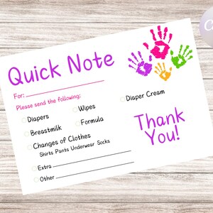 Puede incluir: Una lista de verificación rápida imprimible blanca con huellas de manos rosas, moradas, verdes y naranjas. La lista de verificación incluye artículos como pañales, toallitas, fórmula, cambios de ropa, crema para pañales y otros. El texto "Quick Note" está en morado y el texto "¡Gracias!" está en morado.