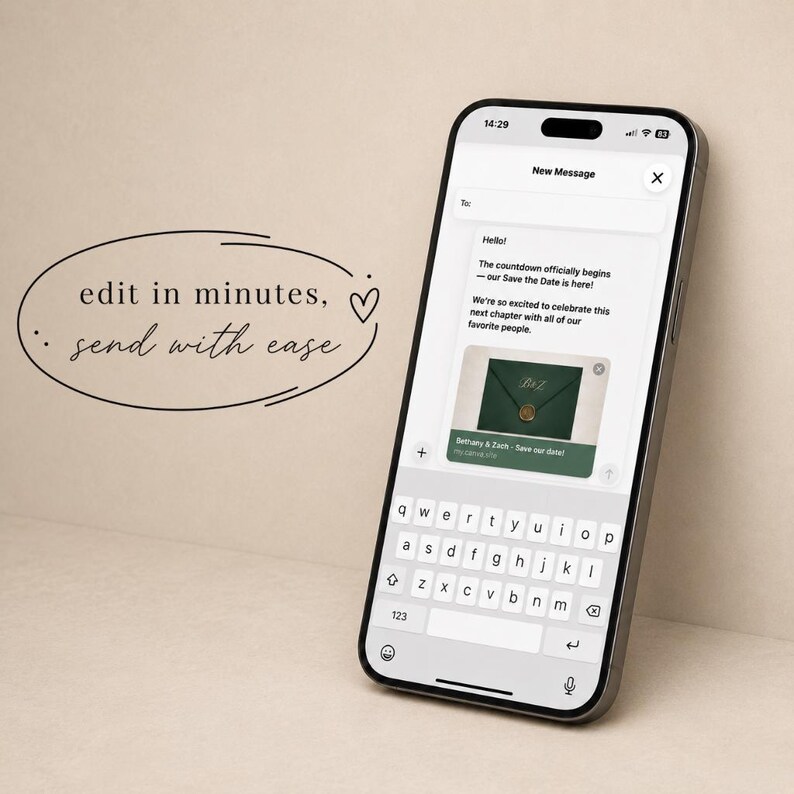 K&ouml;nnte beinhalten: Ein Smartphone zeigt eine digitale Nachrichtenoberfl&auml;che mit dem Text 'edit in minutes, send with ease' in Schreibschrift. Auf dem Bildschirm ist ein Entwurf f&uuml;r eine 'New Message' mit einer 'Save the Date'-Ank&uuml;ndigung und einem gr&uuml;nen Umschlag.