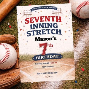 Puede incluir: Invitación de cumpleaños con temática de béisbol con el texto "Seventh Inning Stretch" y "Mason's 7th Birthday!". La invitación incluye detalles de la fiesta, pelotas de béisbol, un guante y un bate.