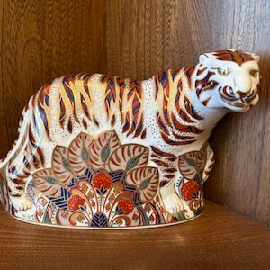 RCD Bengal Tiger Royal Crown Derby Paperweight Gold Stopper