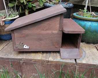Hedgehog house, Hedgehog nesting box, hide, hedgehog habitat hog house with choice of colours.  Hinged lid with clasp.