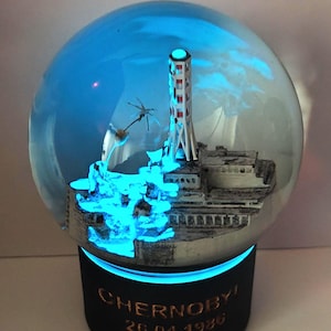 Limitierte Original-Schneekugel Tschernobyl©. Leuchtet im Dunkeln. Hubschrauber.