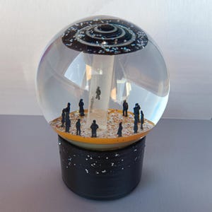 UFO、Xファイル、信じたい。ウクライナ製の、暗闇で光るガラス製のスノードーム。