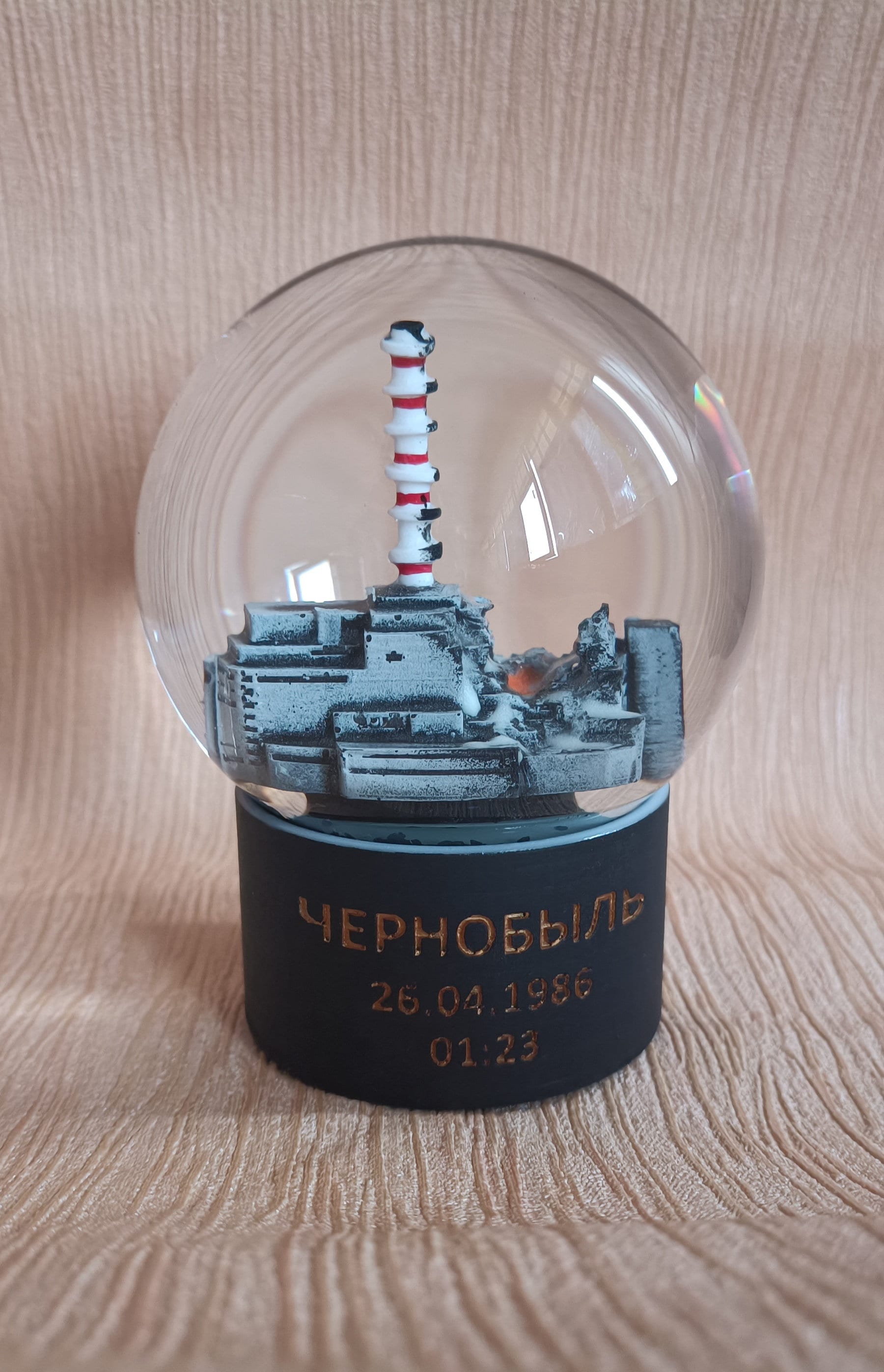 チェルノブイリCHORNOBYL 原子力発電所事故スノードーム オリジナルスノードーム チェルノブイリ©。暗闇で光ります - Etsy 日本