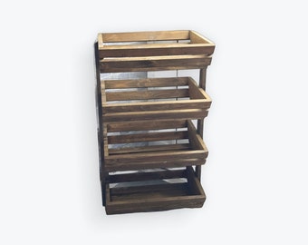 Puede incluir: Una estantería de madera con cuatro niveles, cada nivel es una caja rectangular con diseño de listones. La estantería está hecha de madera marrón oscura.