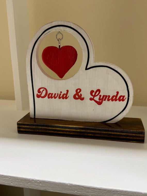 Custom Wooden Heart Sign with Hanging Heart – Personalized Couples Names Gift – Anniversary, Wedding, Valentine’s Day Home Decor