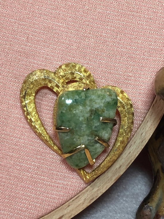Vintage 1960s Jade and Gold Tone Double Heart Broo
