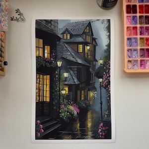 Pode incluir: Uma pintura de uma rua estreita e de paralelepípedos ladeada por edifícios antigos. Os edifícios têm janelas com uma luz amarela quente que brilha para fora. Há postes de luz e vegetação exuberante ao longo da rua. A pintura tem uma sensação de sonho e atmosférica.