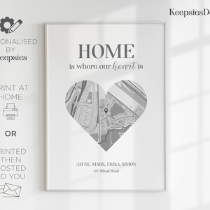 Pode incluir: Impress&atilde;o emoldurada a preto e branco com o texto "HOME is where our heart is". Um mapa em forma de cora&ccedil;&atilde;o est&aacute; no centro. A impress&atilde;o &eacute; personalizada com nomes e um endere&ccedil;o. Imprima em casa ou envio.