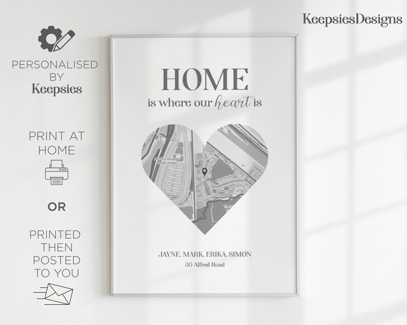 Pode incluir: Impress&atilde;o emoldurada a preto e branco com o texto "HOME is where our heart is". Um mapa em forma de cora&ccedil;&atilde;o est&aacute; no centro. A impress&atilde;o &eacute; personalizada com nomes e um endere&ccedil;o. Imprima em casa ou envio.